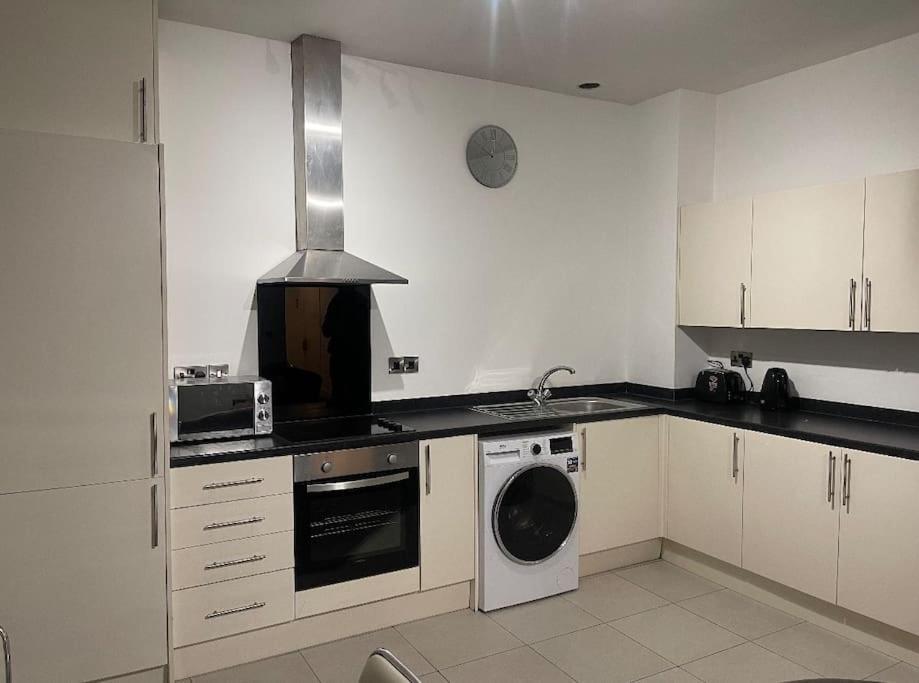 Modern 2-Bed Flat In Salford Apartment Manchester Luaran gambar